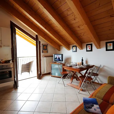 Sleeps 4 Pool Appartement Regoledo